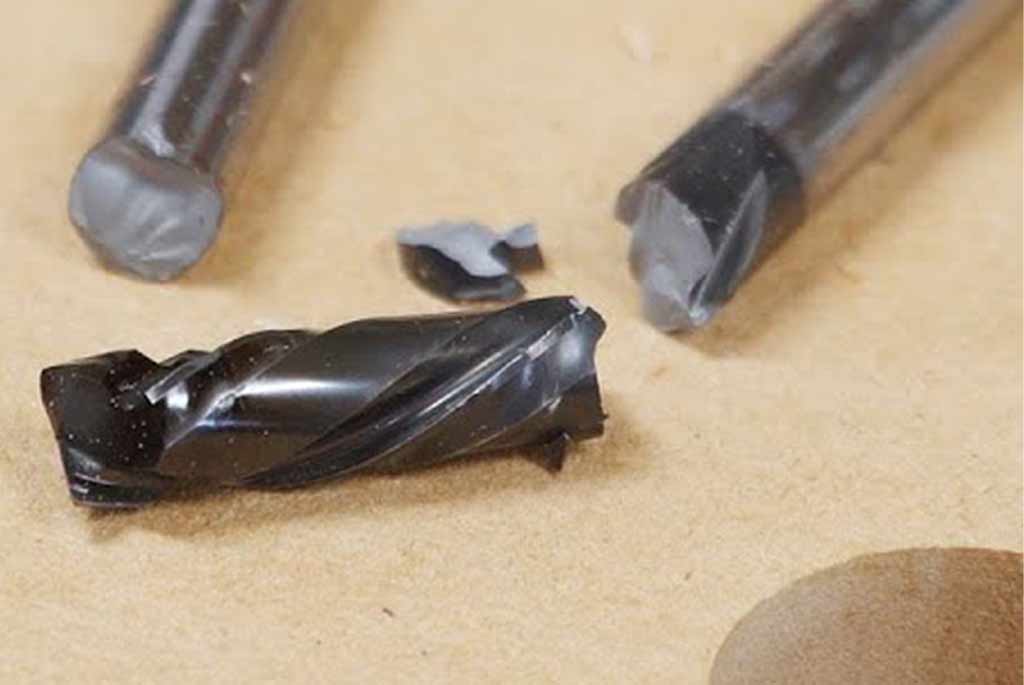 📌چگونه از شکستن ابزار هنگام کار با سی ان سی جلوگیری کنیم؟ (اشتباه های رایج در کار با تیغ CNC)